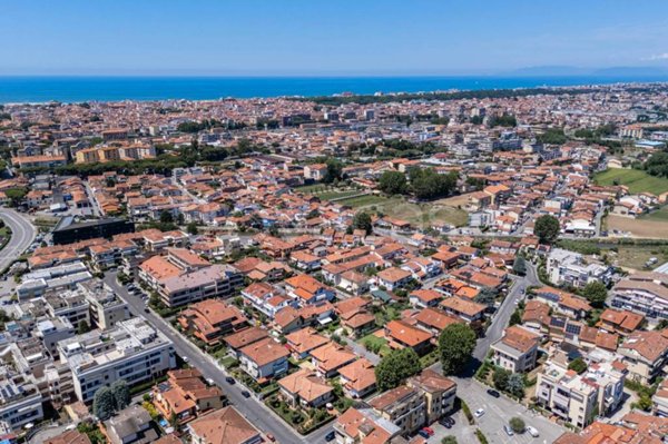 casa indipendente in vendita a Viareggio