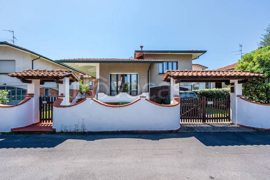 casa indipendente in vendita a Viareggio