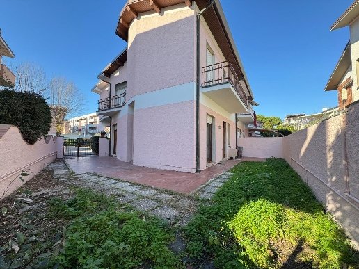 casa indipendente in vendita a Viareggio in zona Campo d'Aviazione
