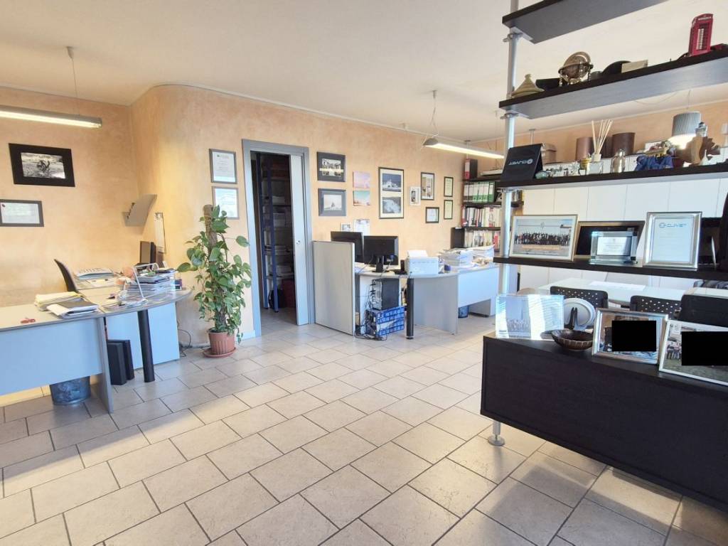ufficio in vendita a Viareggio in zona Marco Polo