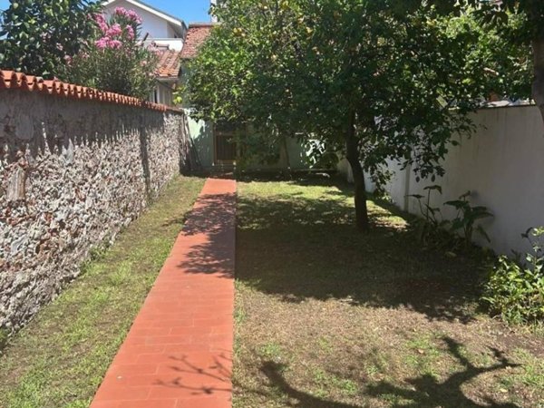 casa indipendente in vendita a Viareggio in zona Centro Storico