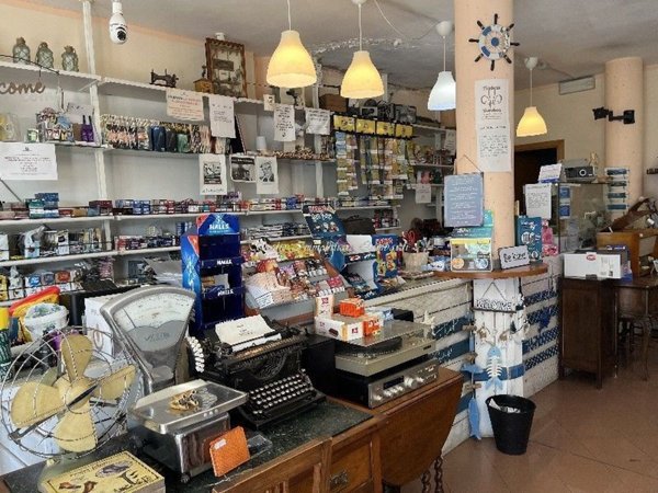 negozio in vendita a Viareggio in zona Migliarina