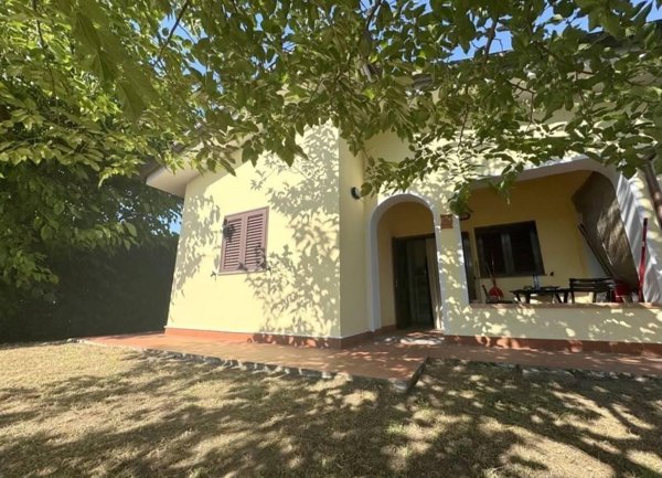 casa indipendente in vendita a Viareggio in zona Lago Mare