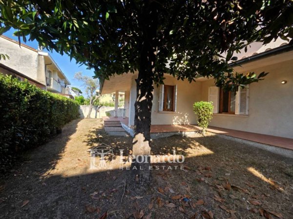 casa indipendente in vendita a Viareggio in zona Torre del Lago