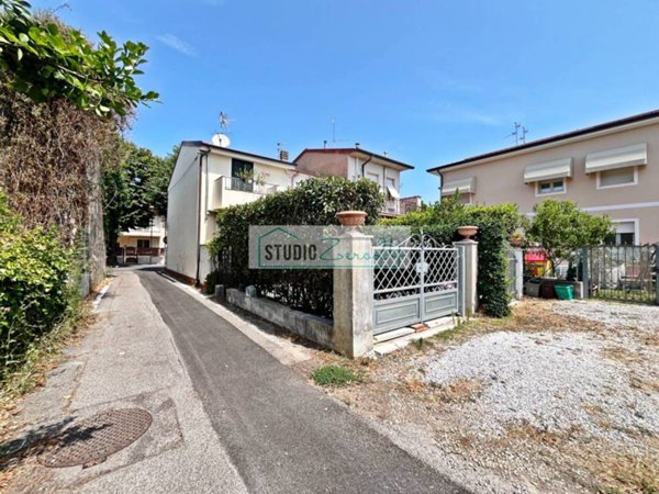 casa indipendente in vendita a Viareggio in zona Torre del Lago