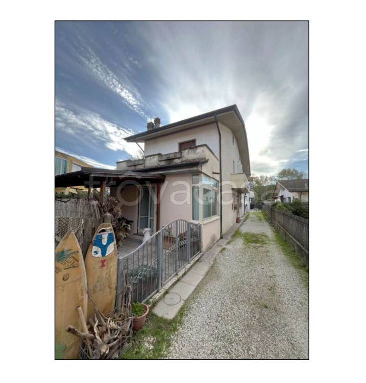 casa indipendente in vendita a Viareggio in zona Torre del Lago