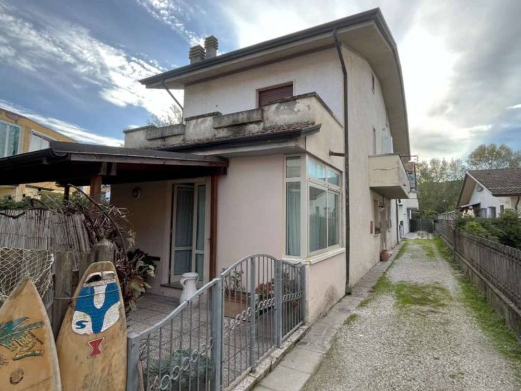 casa indipendente in vendita a Viareggio in zona Torre del Lago