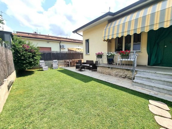 casa indipendente in vendita a Viareggio in zona Torre del Lago