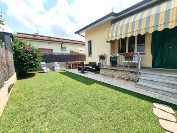 casa indipendente in vendita a Viareggio in zona Torre del Lago