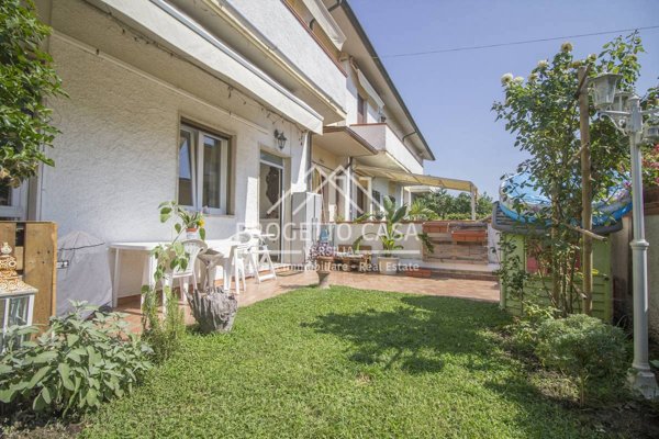 appartamento in vendita a Viareggio in zona Torre del Lago