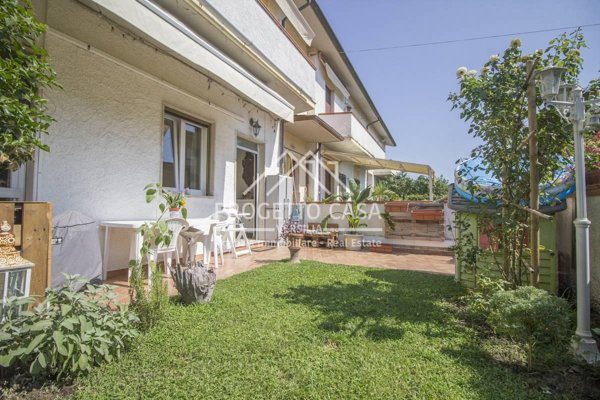 appartamento in vendita a Viareggio in zona Torre del Lago