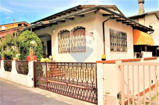casa indipendente in vendita a Viareggio in zona Cinquini
