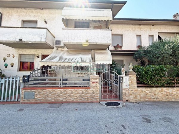 casa indipendente in vendita a Viareggio in zona Torre del Lago