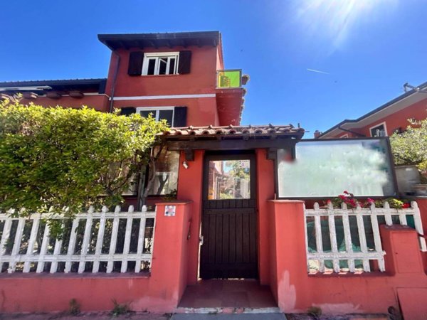 casa indipendente in vendita a Viareggio in zona Torre del Lago
