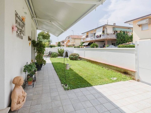 casa indipendente in vendita a Viareggio in zona Torre del Lago