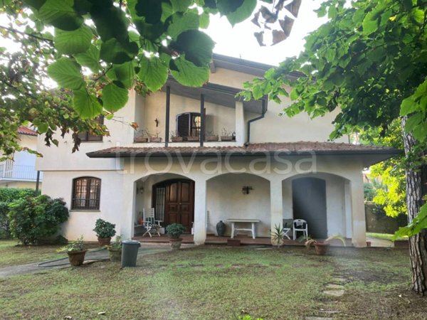 casa indipendente in vendita a Viareggio