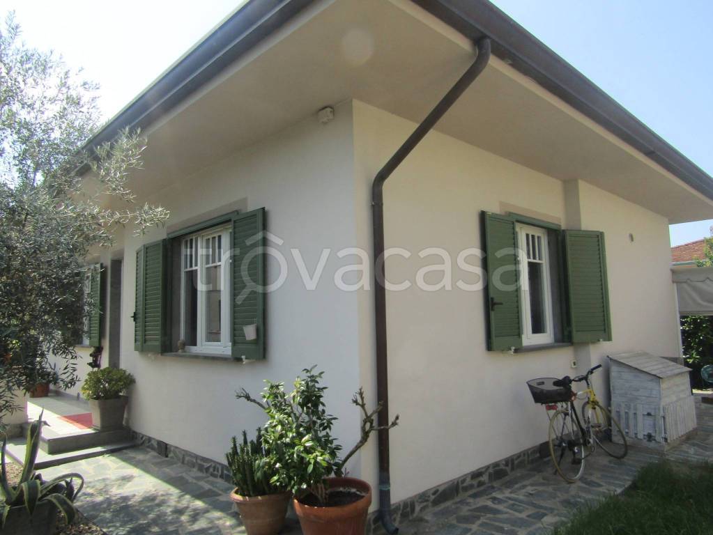 casa indipendente in vendita a Viareggio in zona Torre del Lago