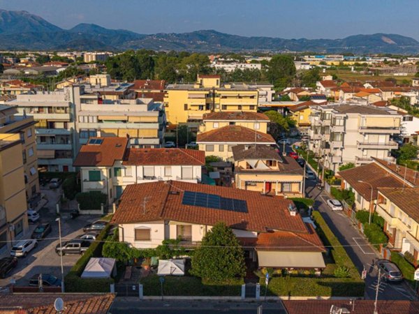 casa indipendente in vendita a Viareggio in zona Campo d'Aviazione