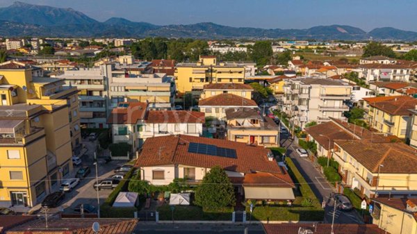 casa indipendente in vendita a Viareggio in zona Campo d'Aviazione