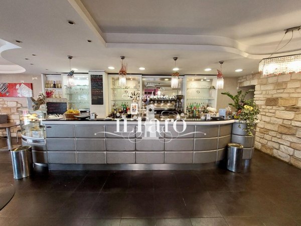 negozio in vendita a Viareggio in zona Centro Storico