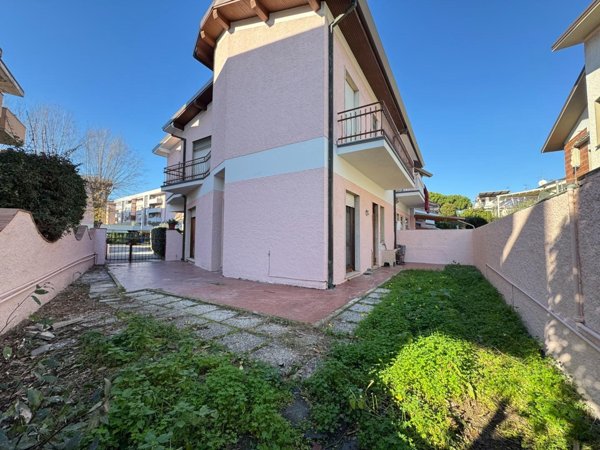 casa indipendente in vendita a Viareggio in zona Campo d'Aviazione