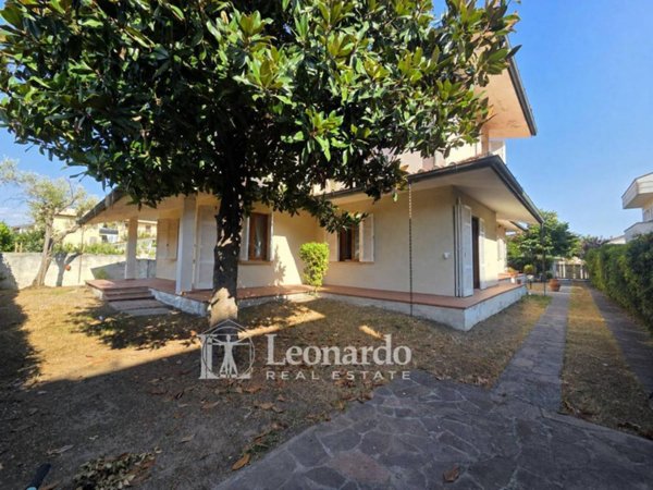 casa indipendente in vendita a Viareggio in zona Torre del Lago