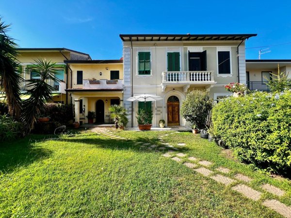 casa indipendente in vendita a Viareggio in zona Torre del Lago