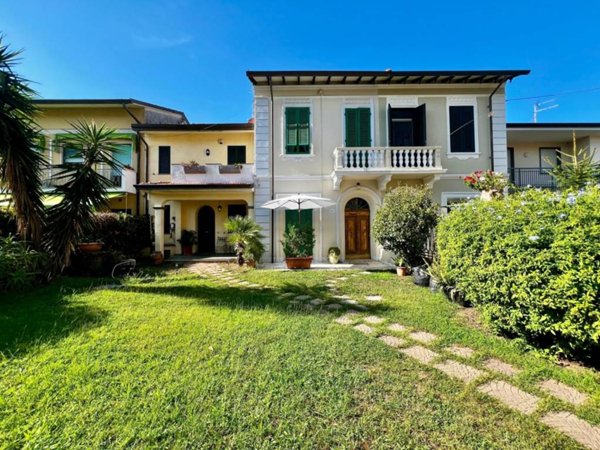 casa indipendente in vendita a Viareggio in zona Torre del Lago