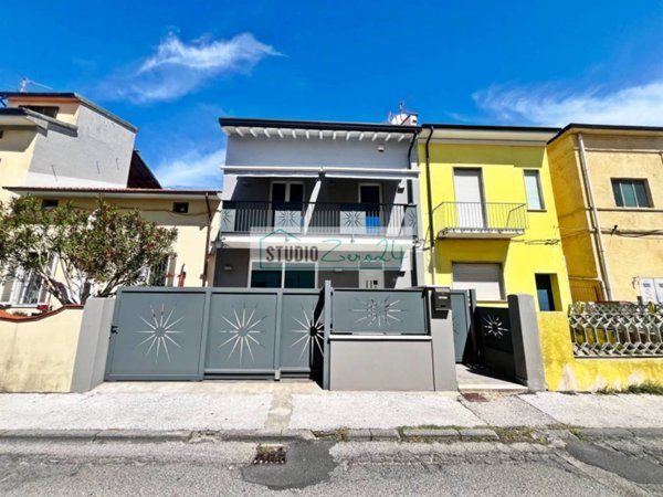 casa indipendente in vendita a Viareggio in zona Campo d'Aviazione