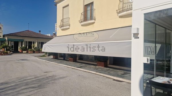 locale commerciale in vendita a Viareggio