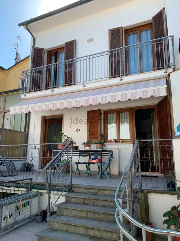 casa indipendente in vendita a Viareggio in zona Migliarina