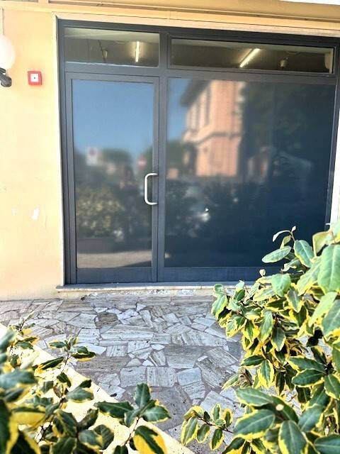 negozio in vendita a Viareggio in zona Campo d'Aviazione
