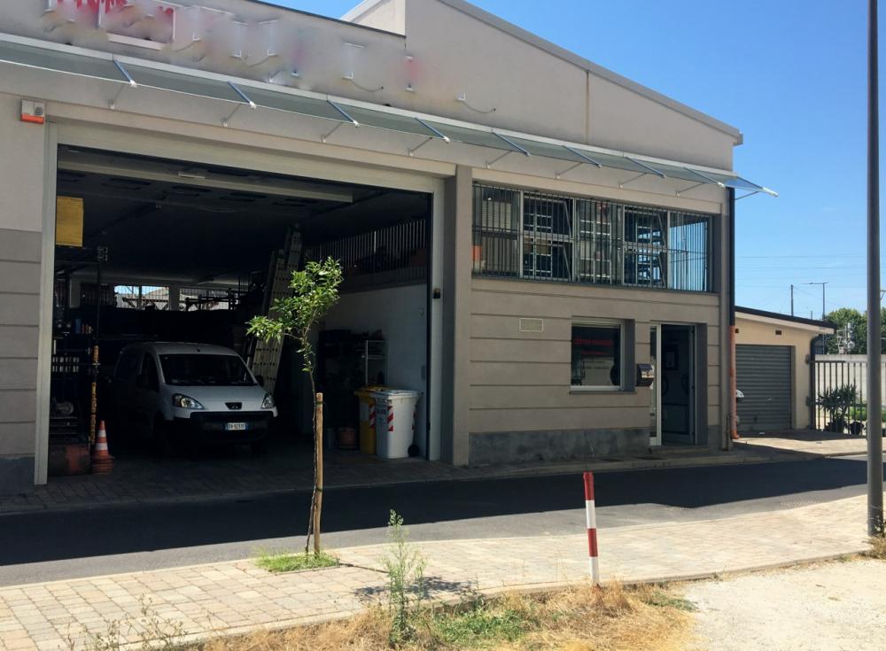 locale commerciale in vendita a Viareggio in zona Centro Storico
