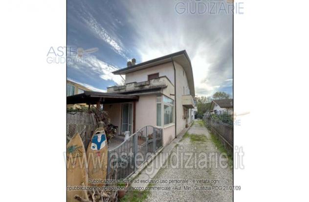 casa indipendente in vendita a Viareggio in zona Torre del Lago