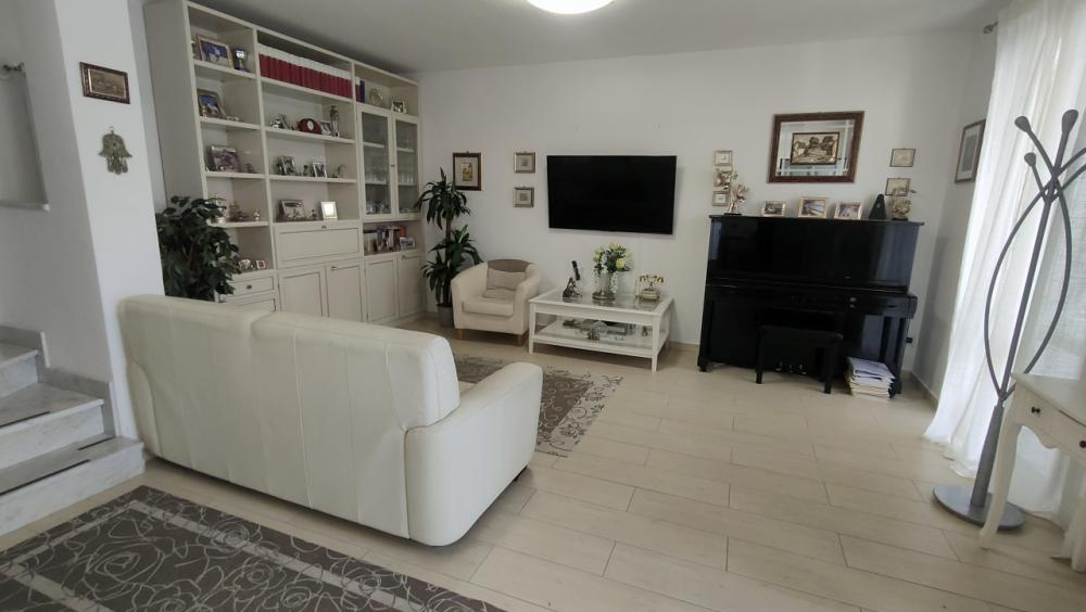 casa indipendente in vendita a Viareggio in zona Torre del Lago