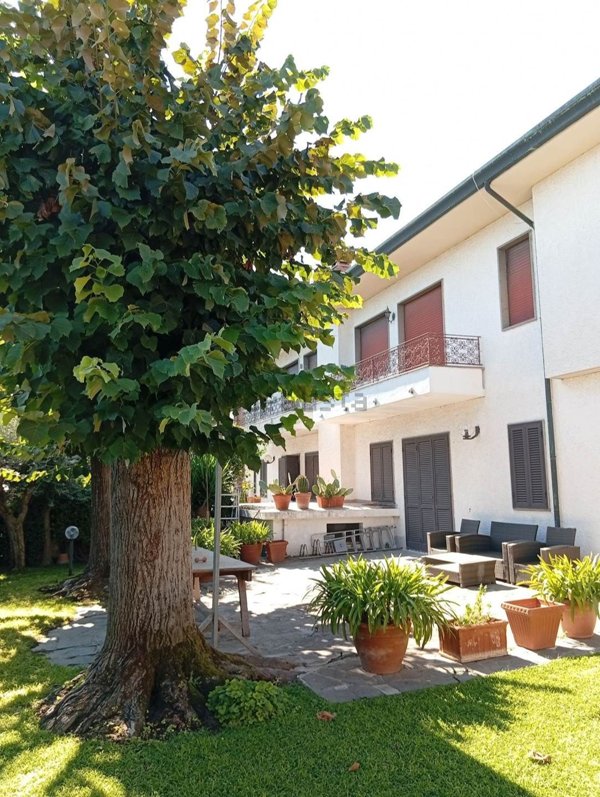 casa indipendente in vendita a Viareggio in zona Cinquini