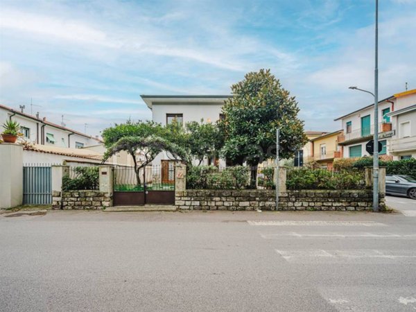 casa indipendente in vendita a Viareggio in zona Campo d'Aviazione