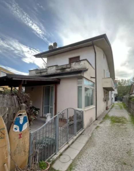 casa indipendente in vendita a Viareggio in zona Torre del Lago