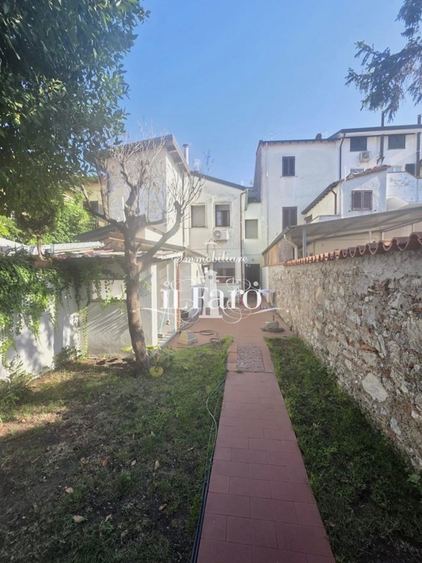 casa indipendente in vendita a Viareggio in zona Centro Storico
