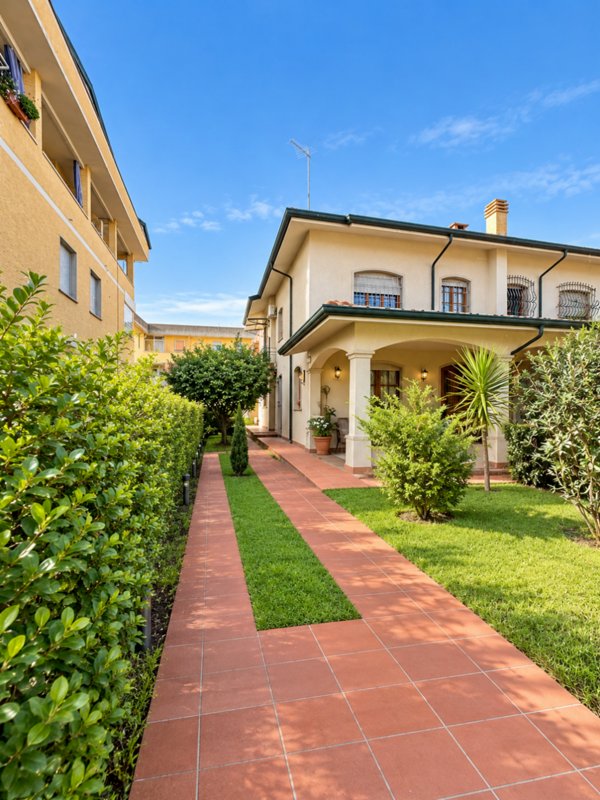 casa indipendente in vendita a Viareggio in zona Campo d'Aviazione