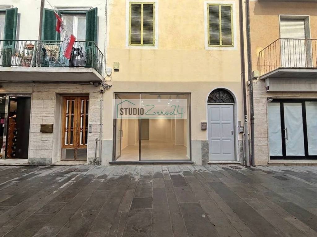 locale commerciale in vendita a Viareggio in zona Centro Storico
