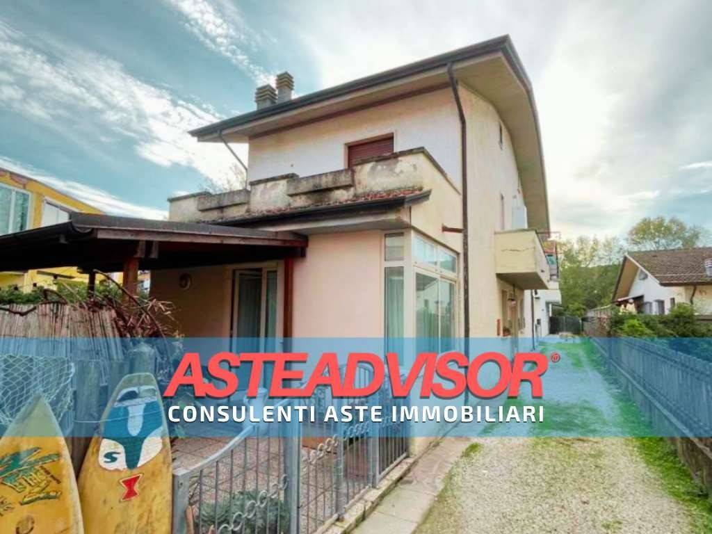 appartamento in vendita a Viareggio in zona Torre del Lago