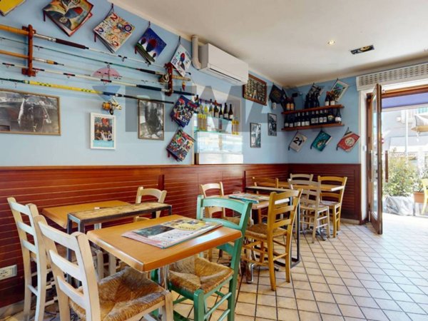 negozio in vendita a Viareggio in zona Campo d'Aviazione