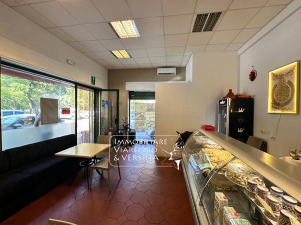 negozio in vendita a Viareggio in zona Centro Storico