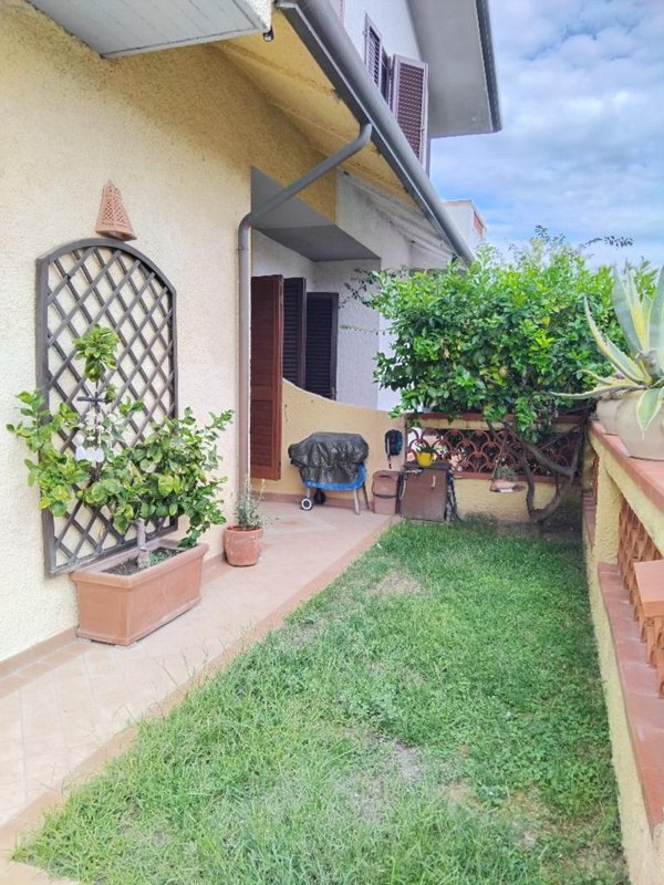 casa indipendente in vendita a Viareggio in zona Torre del Lago