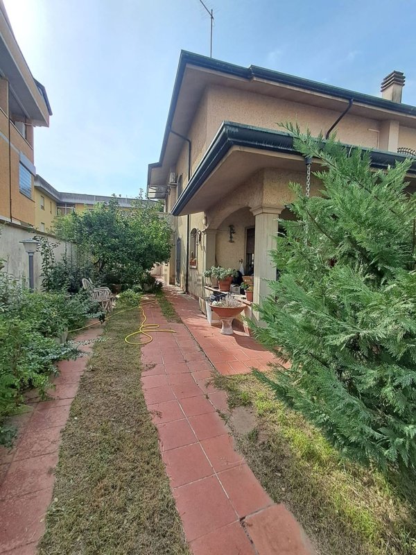 casa indipendente in vendita a Viareggio in zona Campo d'Aviazione