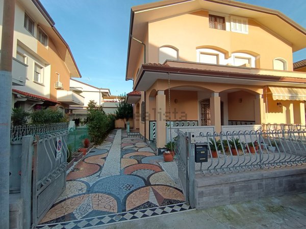 casa indipendente in vendita a Viareggio in zona Cinquini