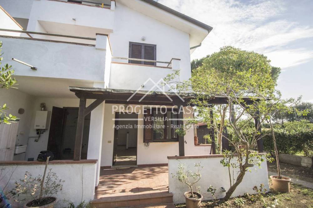 casa indipendente in vendita a Viareggio in zona Torre del Lago