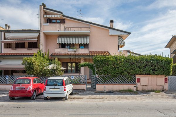 casa indipendente in vendita a Viareggio in zona Cinquini