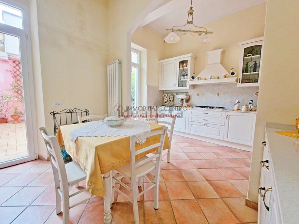 casa indipendente in vendita a Viareggio in zona Centro Storico